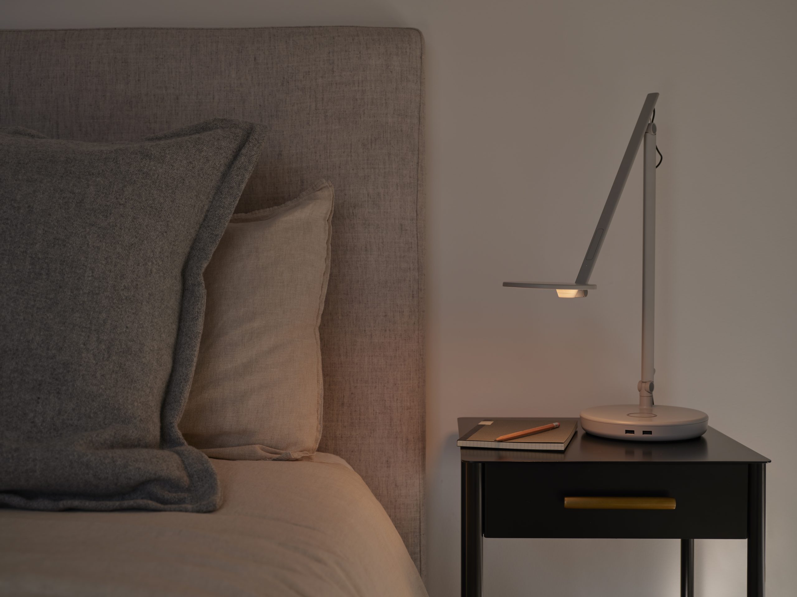 CJ_230328_Humanscale_Bedroom_073_v1 Humanscale Bedroom Nova Task Light